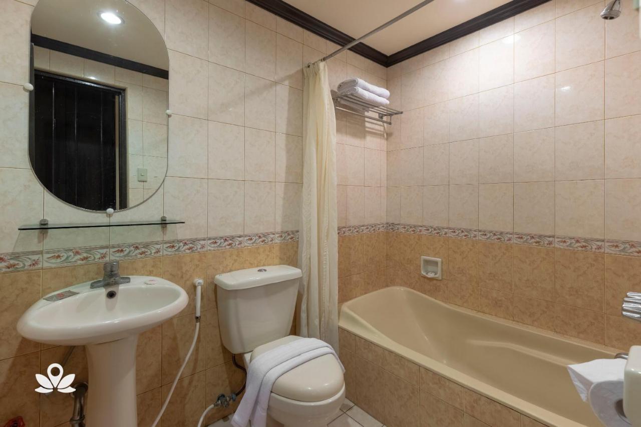 Zen Rooms Camelot Hotel Qc Cidade Quezon Exterior foto